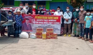 Aliansi Masyarakat Sumsel (AMS) Berbagi Sembako dan Berikan  Plakat Penghargaan ke KPK RI