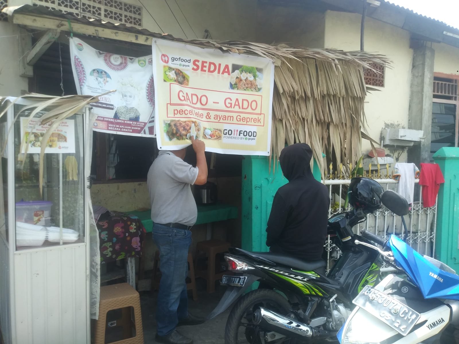 Usaha kecil gado-gado dan ayam geprek milik Mega, yang terus eksis di tengah pandemi Covid-19 di Palembang.