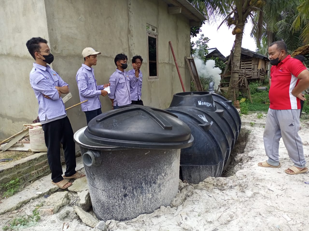 Para anggota Pemuda Tani Milenial Sugihwaras Palembang, saat berdiskusi dengan warga untuk progres biogas selanjutnya. Bigester, alat biogas ini merupakan bantuan CSR DPPU SMB II Pertamina MOR II Palembang Sumsel (Hari Wijaya Kasturi / Mattanews.co)
