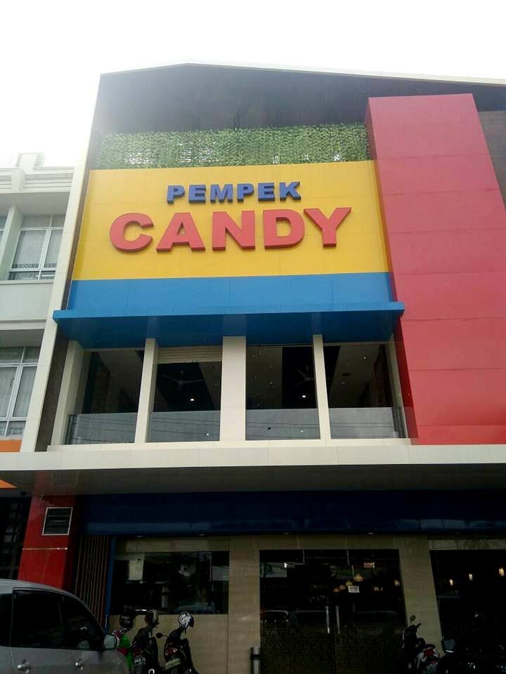 Salah satu gerai Pempek Candy Palembang, Sumsel tetap kekeuh berdiri dan bisnisnya semakin berkembang