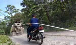 Warga STL Ulu Terawas Keluhkan Adukan Semen Berserakan di Jalan