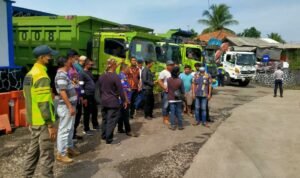 Warga Jatiluhur Tuntut Perbaikan Jalan Pramuka Bunder