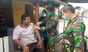 Gencarkan Vaksinasi, Tim Mobil Gurindam 12 Korem 033/WP Kodim 0315/Bintan Sisir Kampung Bugis