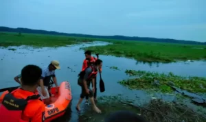 Mandi ke Sungai, Warga Limbang Jaya tak Kunjung Pulang