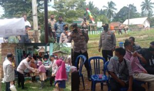 Tinjau TPS Pilkades, Kapolres Prabumulih Bagikan Beras untuk Warga