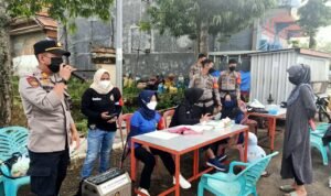 Gerai Vaksin Polres Polman Berikan Pelayanan Vaksinasi di Pantai Bahari Polewali