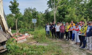 Rapikan TPU Perum Prabu Indah, DPD Golkar Prabumulih Gotong royong Bersama Warga