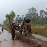 Perjuangan Personil Polres Mateng Kawal Percepatan Vaksinasi di Daerah Terpencil