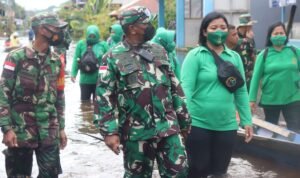 Dandim 1206/PSB dan Ketua Persit KCK Cab L DIM 1206/PSB Pimpin Pemberian 400 Paket Sembako untuk Warga Terdampak Banjir