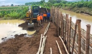 BPBD Tulungagung Bersama Stakeholder Bangun Tanggul Sementara