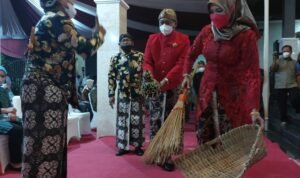 Makna Ibu Menyapu, Bapak Ngucuri Air di Boyongan Rumdis Wabup Tulungagung