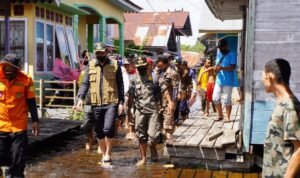 Bupati Kapuas Hulu Serahkan Bantuan untuk Korban Banjir