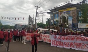 Imbas Video di YouTube Kang Dedi Mulyadi, Mahasiswa STIE DR Khez Muttaqien Aksi Turun ke Jalan