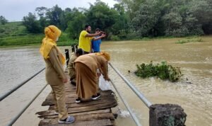 Upaya Restocking di Dam Kleben Tulungagung, Ribuan Benih Ikan Ditebar