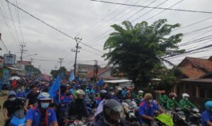 Ribuan Buruh Unjuk Rasa ke Kantor Bupati Purwakarta