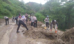 Personil Polres Gayo Lues Responsif Bencana Longsor