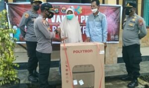 Ikut Vaksin Berhadiah di Polres Fakfak, Warga Distrik Bomberay Raih Mesin Cuci