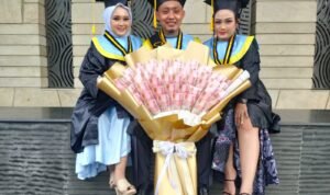 Mengejutkan, Mahasiswa di Tulungagung Cumlaude IPK 3,75 Terima Hadiah Jutaan Rupiah