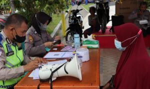 Polres Fakfak Gandeng IKAWARA Berhasil Vaksinasi 802 Orang