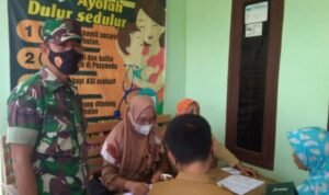 Babinsa Koramil 406-05/Muara Kelingi Monitoring Pelaksanaan Vaksinasi Covid-19 Tahap II