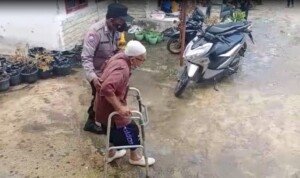 Bhabinkamtibmas Polsek Padang Bolak Bantu Kakek Usia 81 Tahun Peroleh Vaksin