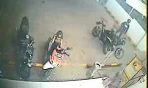 Terekam CCTV, Dua Pelaku Curanmor Beraksi Santai