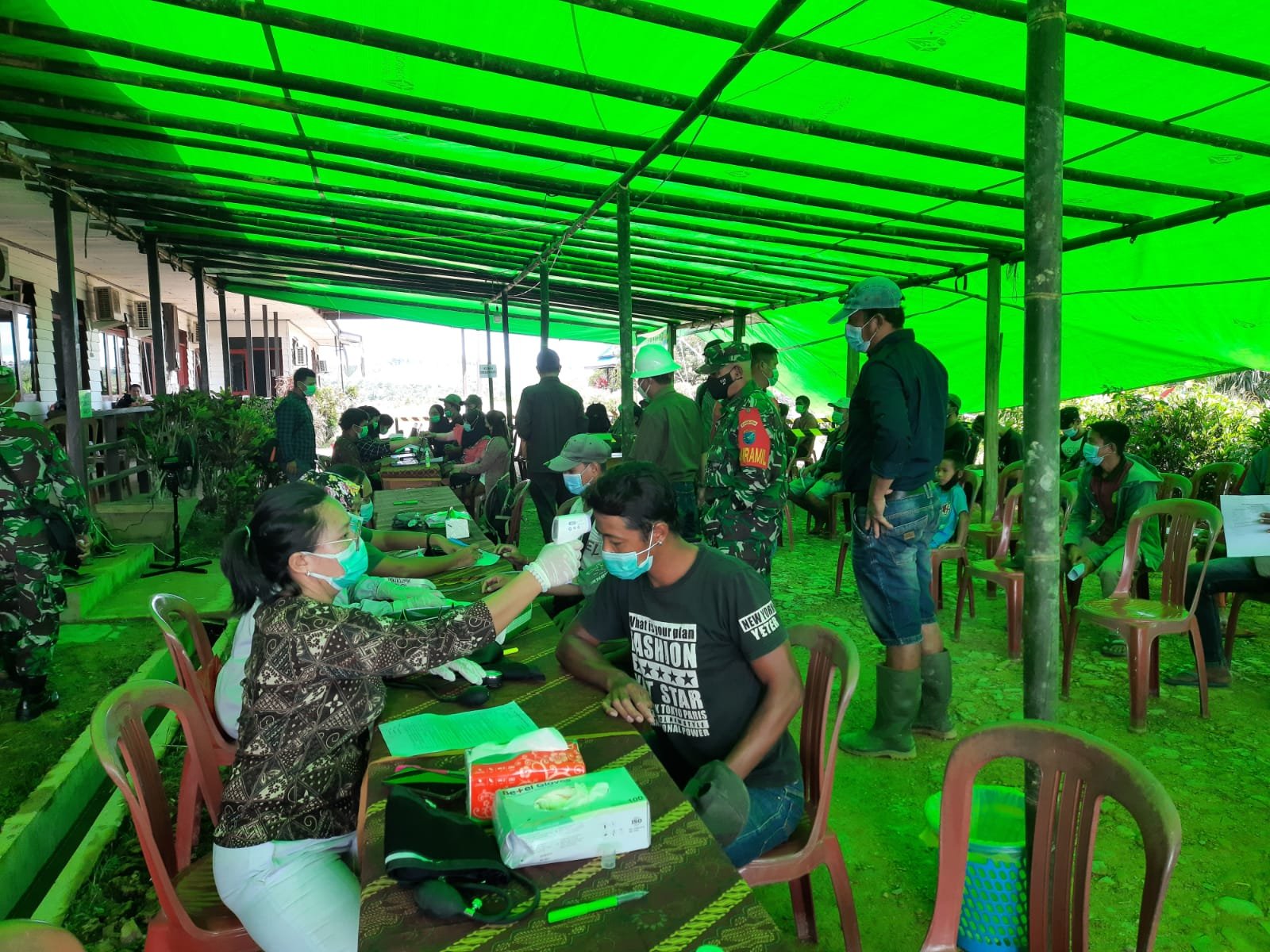 PT. Citra Nusa Indomakmur (CNI) Kencana (SKK) menggelar vaksinasi untuk masyarakat di wilayah Kecamatan Puring Kencana Kabupaten Kapuas Hulu, Kalimantan Barat (Kalbar) Jumat (29/102021) lalu (Bayu Hari Widodo / Mattanews.co)