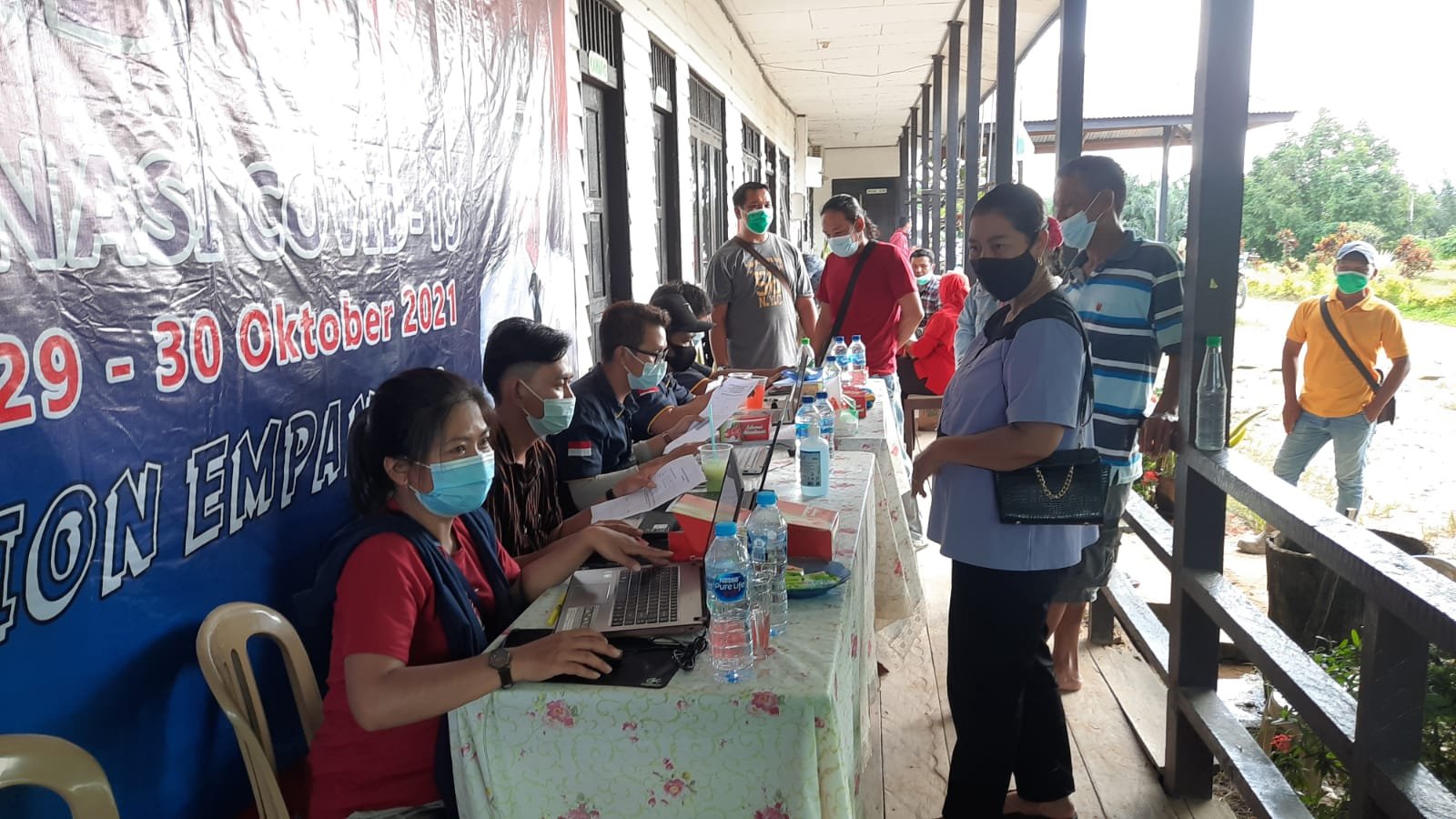 PT. Sawit Kapuas Kencana (SKK) menggelar vaksinasi untuk masyarakat di wilayah Kecamatan Puring Kencana Kabupaten Kapuas Hulu, Kalimantan Barat (Kalbar) Jumat (29/102021) lalu (Bayu Hari Widodo / Mattanews.co)