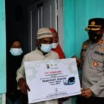 Imam Asfali Serahkan Hadiah Umroh Gratis Dari Undian Vaksinasi Covid-19