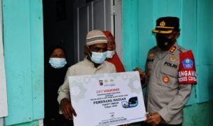 Imam Asfali Serahkan Hadiah Umroh Gratis Dari Undian Vaksinasi Covid-19