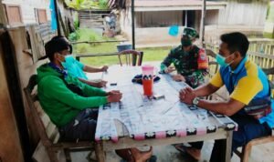 Lewat Komsos, Serda Sugeng Pujianto Ingatkan Warganya Patuhi Prokes Covid- 19