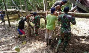 Satgas Yonif 144/JY Bersama Warga Gotong Royong Perbaiki Jembatan Gantung di Perbatasan