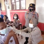 Pantau Vaksinasi di SMK Muhammadiyah 9, Kapolsek Medan Tuntungan Beri Motivasi