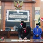 Bupati Kapuas Hulu Fransiskus Diaan dan DPRD Tandatangani APBD Tahun Anggaran 2022