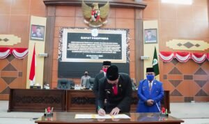 Bupati Kapuas Hulu Fransiskus Diaan dan DPRD Tandatangani APBD Tahun Anggaran 2022