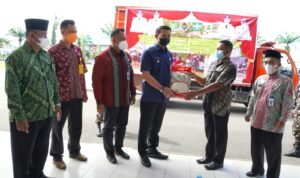 Bupati Kapuas Hulu Serah Terima Bantuan Catu Pangan Beras