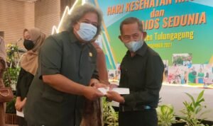 Puncak Acara HKN dan Hari AIDS Sedunia 2021, Ketua Komisi C DPRD Tulungagung Apresiasi Nakes Terima Penghargaan