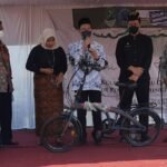 Peduli Siswa tak Mampu, SMAN 6 Karawang Hadiahi Sepeda Baru untuk Langi