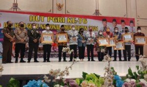 Tingkatkan Kesejahteraan Guru, Plt Bupati Beni Hernedi Dapat Penghargaan dari PGRI