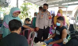 ‘Keroyok Vaksin’ Polsek Plaju Langsung Sentuh Masyarakat dari Lorong ke va