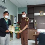 Alimassum Berikan Plakat Penghargaan pada Kejati Sumsel