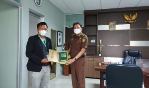 Alimassum Berikan Plakat Penghargaan pada Kejati Sumsel