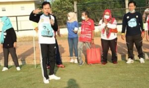 Walikota Prabumulih dan Wakil Walikota, Ajak Peserta Senam Cabut Rumput Liar