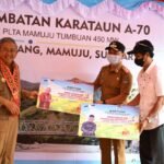 Gubernur Serahkan Internet VSAT di Kalumpang Bonehau