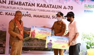 Gubernur Serahkan Internet VSAT di Kalumpang Bonehau