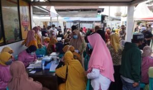 Ajak Masyarakat Vaksinasi, Kapolsek Polewali Berikan Doorprize