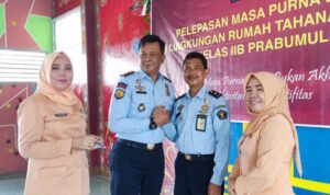 Jabat Tangan Ka Rutan Kelas IIB Prabumulih dengan Pegawai Purna Bhakti