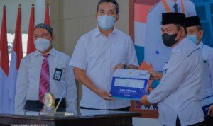 Plt Bupati Hernedi Serahkan DIPA dan TKDD 2022