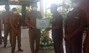 Wali Kota Prabumulih Serahkan Dana Bantuan Operasional Tahun Anggaran 2021