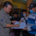 Pastikan Kondisi Warganya, Plt Bupati Beni Tinjau dan Langsung Serahkan Bantuan Korban Kebakaran